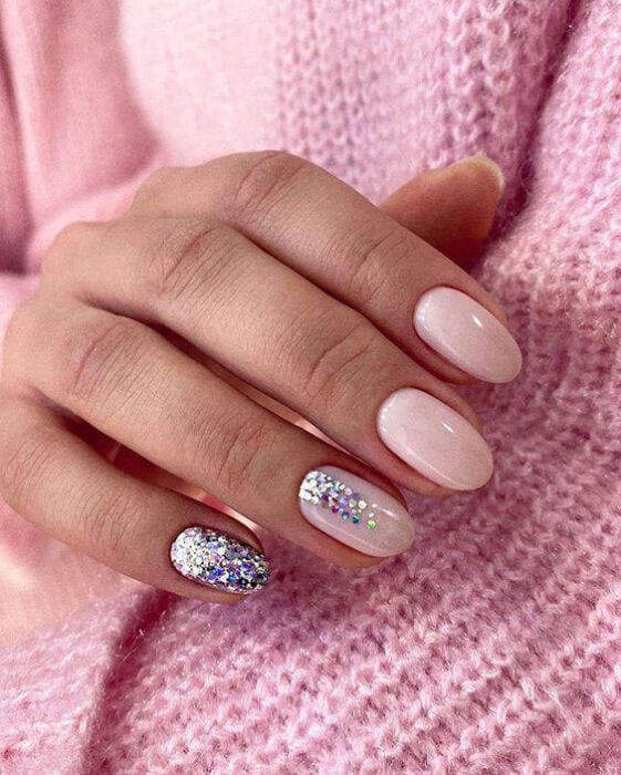 19 Diseños de uñas con glitter para brillar esta temporada